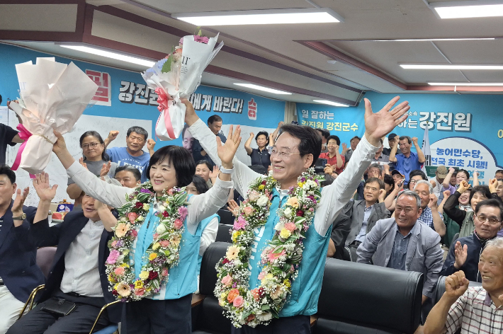 무소속 강진원 강진군수 후보가 3일 밤 당선이 확실시되자 선거사무실에서 지지자들과 함께 기뻐하고 있다. 강 후보 캠프 제공 