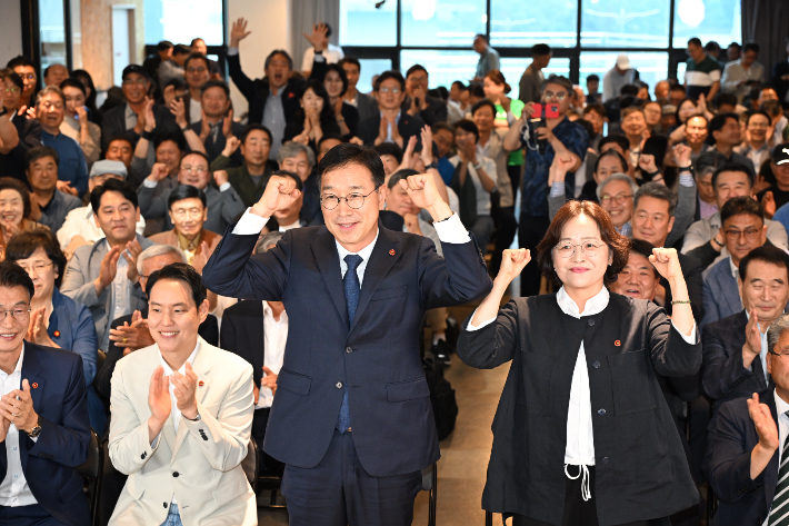 출구조사 결과에 환호하는 위성곤 후보 캠프. 연합뉴스