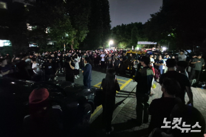 3일 밤 11시쯤 서울 송파구 잠실7동 제2투표소가 차려진 경로당 앞에 일부 주민들과 유튜버들이 모여있다. 송선교 기자