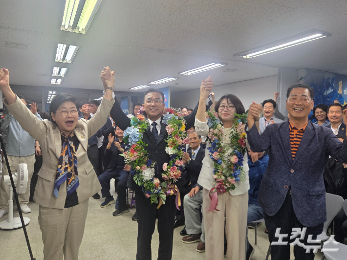 더불어민주당 서영학 여수시장 후보가 배우자, 상임선대위원장들과 기념촬영을 하고 있다. 왼쪽부터 백인숙 위원장, 서영학 후보, 배우자, 이광일 위원장. 유대용 기자