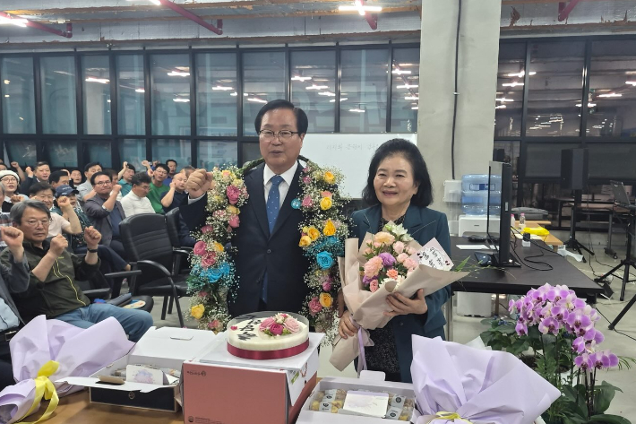 더불어민주당 유희태 전북 완주군수 후보가 당선 확실을 받았다. 유 캠프 측 제공