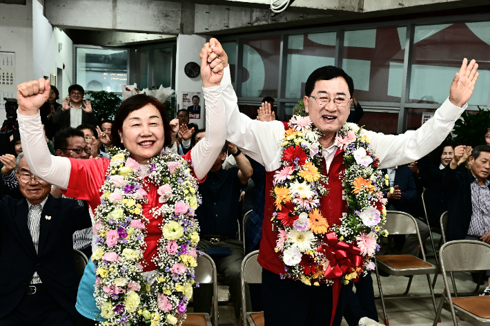 주낙영 경주시장 당선인이 아내와 함께 당선 축하 꽃다발을 받고 지지자들의 환호에 답하고 있다. 주낙영 당선인 캠프 제공