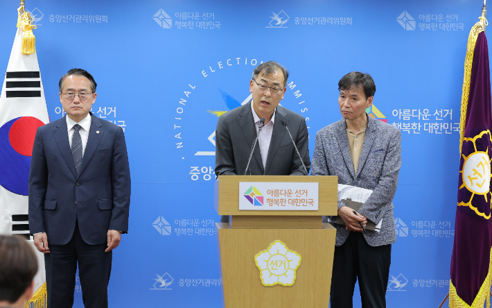 윤재수 중앙선거관리위원회 선거정책실장이 6·3 지방선거 본투표일인 3일 경기 과천 중앙선관위에서 투표용지 부족 사태 관련 대국민 사과 및 현장 브리핑을 하고 있다. 연합뉴스