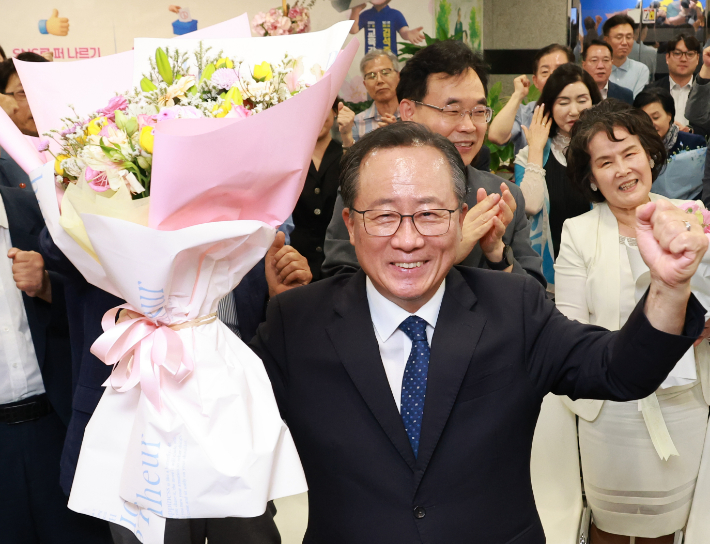 꽃다발 든 김석준 부산시교육감 후보. 연합뉴스