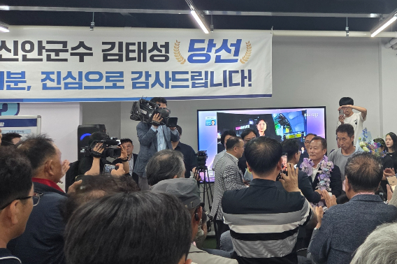 조국혁신당 김태성 신안군수 후보가 4일 새벽 0시 당선이 확실시되면서 당선 꽃다발을 목에 걸고 지지자들과 기쁨을 나누고 있다. 김 후보 측 제공