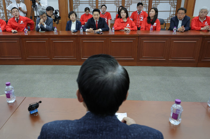 국민의힘 장동혁 상임선거대책위원장이 6·3 지방선거 본투표일인 3일 투표용지 부족 사태와 관련해 경기 과천 중앙선관위를 방문해 허철훈 사무총장에게 항의하고 있다. 연합뉴스