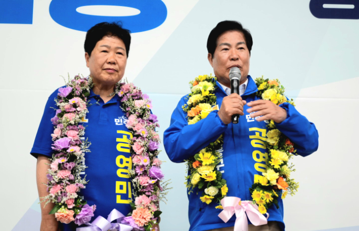 더불어민주당 공영민 고흥군수 당선인이 배우자와 함께 당선 소감을 말하고 있다. 공영민 선거사무소 제공