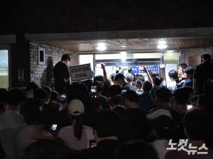 4일 오전 12시쯤 서울 송파구 잠실7동 제2투표소 앞에서 시민들이 '투표용지 부족 사태'에 항의하고 있다. 송선교 기자