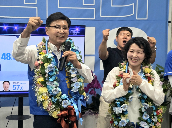 더불어민주당 김철우 전남 보성군수 당선인이 배우자와 함께 기념촬영을 하고 있다. 연합뉴스