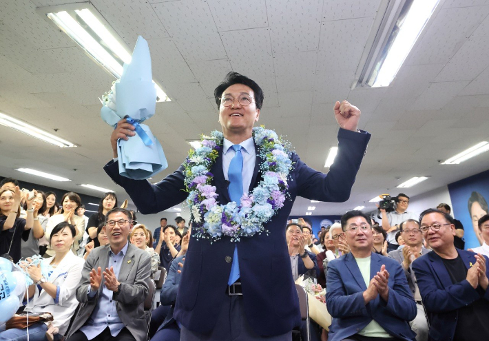 6·3 지방선거 경기도교육감 선거일인 3일 안민석 후보가 당선이 확실시 되자 환호하고 있다. 안민석 캠프 제공