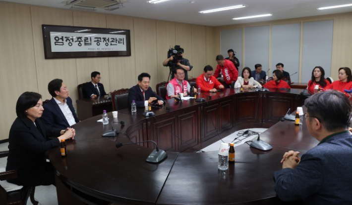국민의힘 장동혁 상임선거대책위원장이 4일 6.3 지방선거 투표소 용지 부족 사태와 관련해 서울시선거관리위원회를 항의 방문하고 있다. 연합뉴스