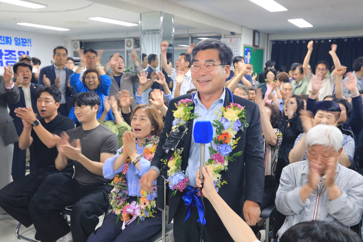 더불어민주당 박종원 담양군수 후보가 4일 새벽 1시 30분 당선이 확실시되면서 꽃목걸이를 걸고 지지자들과 환호하고 있다. 박 후보 측 제공