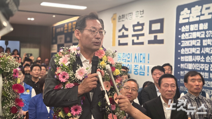 4일 새벽 손훈모 순천시장 후보가 연향동 선거사무소에서 당선이 유력시되자 소감을 밝히고 있다. 박사라 기자 