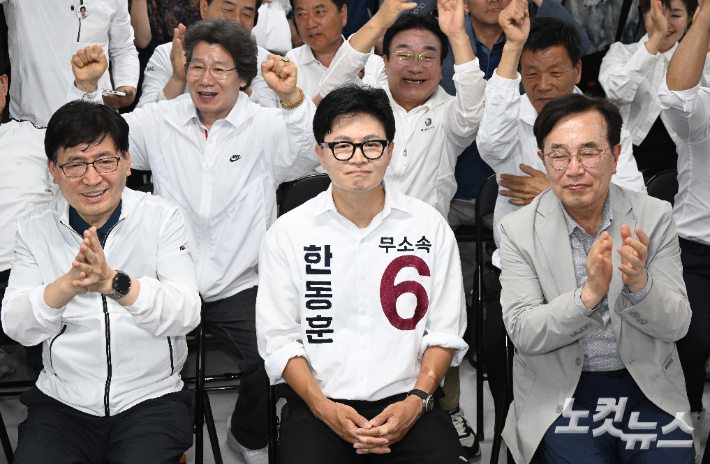 부산 북갑 국회의원 보궐선거 무소속 한동훈 후보가 3일 부산 북구 선거사무소에서 방송사 출구조사 결과를 지켜보고 있다. 부산=류영주 기자