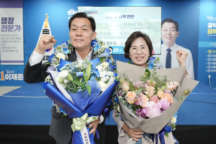 이재준 수원시장 당선인과 부인 이지영씨가 축하 꽃다발을 받고 지지자들의 성원에 답하고 있다. 이재준 측 제공