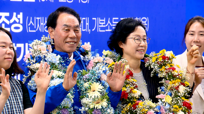더불어민주당 장길선 구례군수 당선인이 배우자와 함께 당선 기념촬영을 하고 있다. 독자제공 