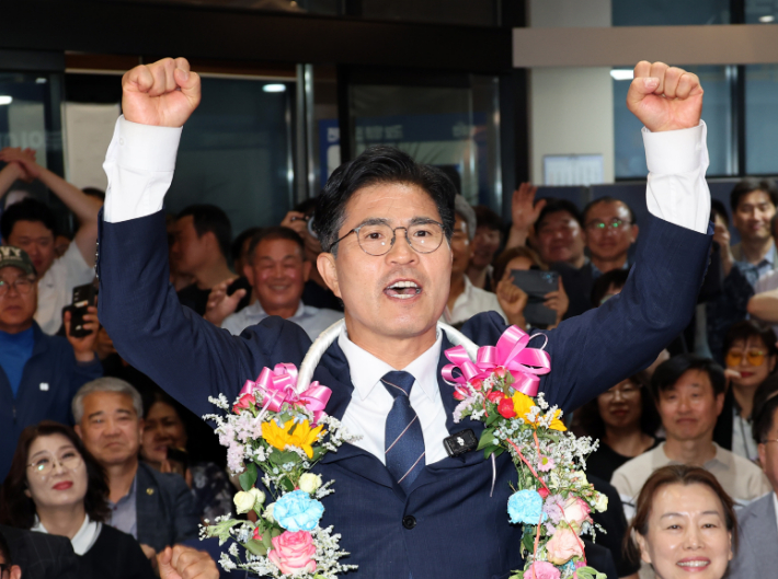 제9회 전국동시지방선거에서 전북도지사 당선이 유력한 더불어민주당 이원택 후보가 4일 꽃목걸이를 목에 걸고 환호하고 있다. 연합뉴스