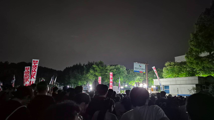 4일 새벽 2시 30분 경기 과천시 중앙선거관리위원회 건물 앞에 부정선거를 주장하는 시위대가 몰려 집회를 벌이고 있다. 김지은 기자