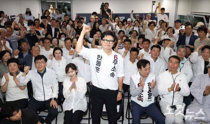 부산 북갑 국회의원 보궐선거 무소속 한동훈 후보가 4일 부산 북구 선거사무소에서 당선이 확실시되자 기뻐하고 있다. 부산=류영주 기자