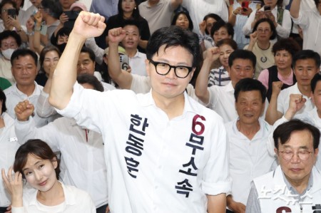 부산 북갑 국회의원 보궐선거 무소속 한동훈 후보가 4일 부산 북구 선거사무소에서 당선이 확실시되자 기뻐하고 있다.