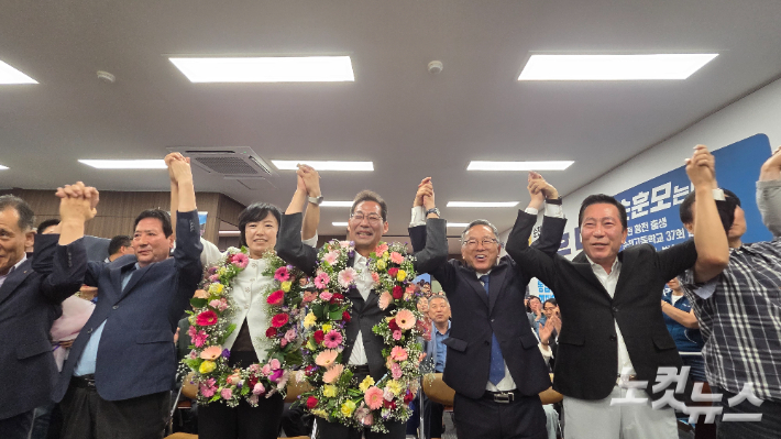 손훈모 순천시장 당선인(가운데)이 3일 선거사무소에서 배우자, 김문수 국회의원 등과 함께 만세를 외치고 있다. 박사라 기자 