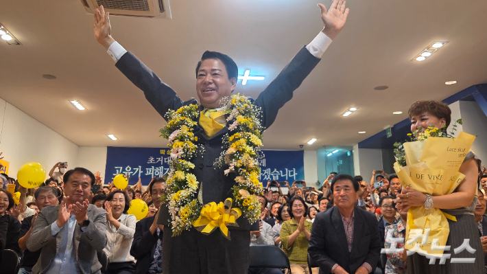 박성현 광양시장 당선인이 3일 중마동 선거사무소에서 지지자들과 함께 당선의 기쁨을 나누며 만세를 부르고 있다. 박사라 기자 