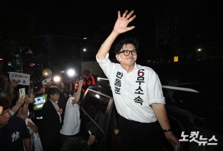 무소속 한동훈 부산 북갑 국회의원 보궐선거 후보가 4일 부산 북구 선거사무소에서 당선 확정 후 선거사무소를 나서며 지지자와 인사하고 있다.