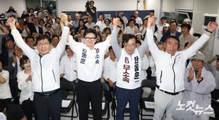부산 북갑 국회의원 보궐선거 무소속 한동훈 후보가 4일 부산 북구 선거사무소에서 당선이 확실시되자 기뻐하고 있다.