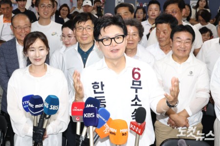 부산 북갑 국회의원 보궐선거 무소속 한동훈 후보가 4일 부산 북구 선거사무소에서 당선이 확실시된 후 소감을 밝히고 있다.