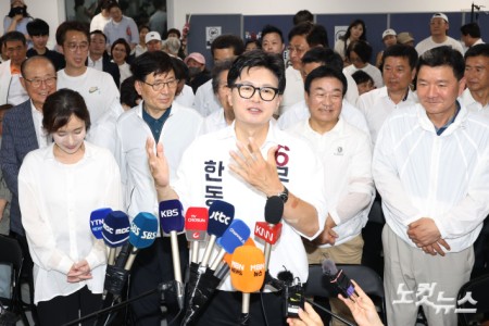 부산 북갑 국회의원 보궐선거 무소속 한동훈 후보가 4일 부산 북구 선거사무소에서 당선이 확실시된 후 소감을 밝히고 있다.