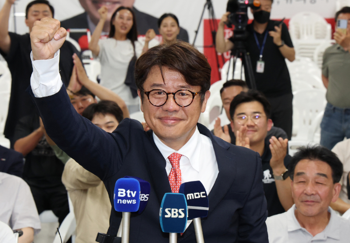 경기 평택을 국회의원 재선거에 출마한 국민의힘 유의동 후보가 4일 평택 선거사무소에서 당선이 확실시되자 기자들을 향해 손을 들어보이고 있다. 연합뉴스