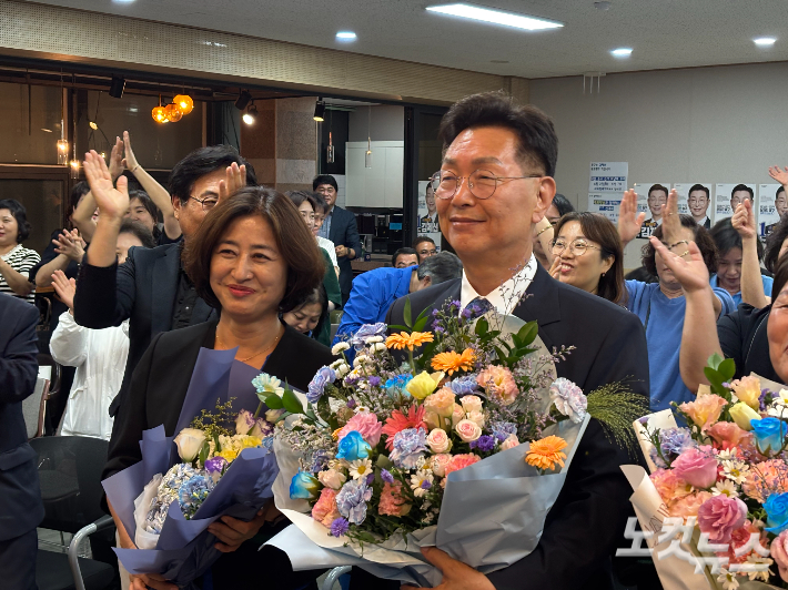 재선에 성공한 김제선 대전 중구청장 당선인(오른쪽)과 배우자. 김미성 기자
