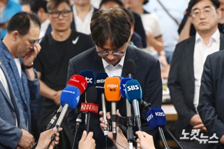 하정우 더불어민주당 부산 북구갑 국회의원 후보가 4일 부산 북구 선거사무소에서 선거 결과에 승복하는 입장을 발표하고 있다.