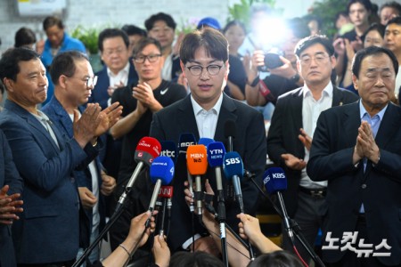 하정우 더불어민주당 부산 북구갑 국회의원 후보가 4일 부산 북구 선거사무소에서 선거 결과에 승복하는 입장을 발표하고 있다.