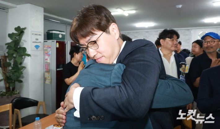 부산 북갑 국회의원 보궐선거에 출마한 하정우 더불어민주당 후보가 4일 오전 부산 북구 선거사무실에서 선거관계자 및 지지자들과 인사하고 있다.