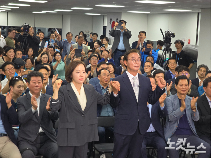 전재수 부산시장 후보가 당선 유력 분석이 나오자 캠프에서 당선 소감을 밝히고 있다. 송호재 기자