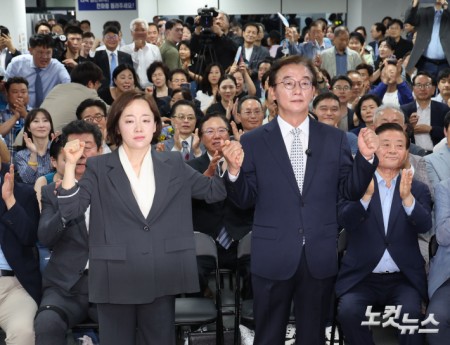 전재수 더불어민주당 부산시장 후보가 4일 새벽 부산 부산진구 선거사무소에서 당선이 확정된 후 세레머니를 하고 있다.