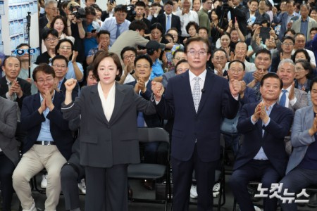 전재수 더불어민주당 부산시장 후보가 4일 새벽 부산 부산진구 선거사무소에서 당선이 확정된 후 세레머니를 하고 있다.