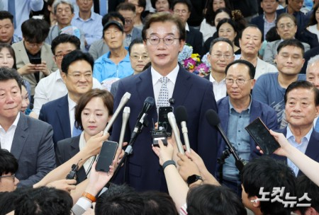 전재수 더불어민주당 부산시장 후보가 4일 새벽 부산 부산진구 선거사무소에서 당선이 확정된 후 소감을 밝히고 있다.