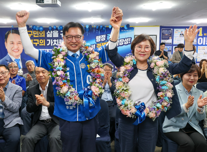 더불어민주당 이동권 울산 북구청장 후보가 6월 3일 북구 자신의 선거사무소에서 당선이 확실시되자 배우자 이영희씨와 환호하고 있다. 연합뉴스 제공