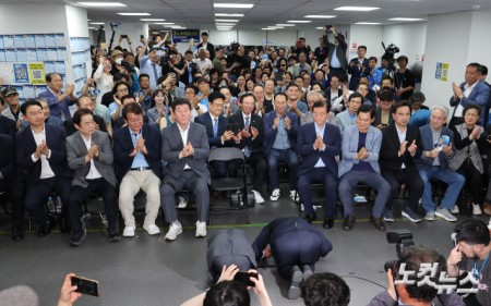 전재수 더불어민주당 부산시장 후보가 4일 새벽 부산 부산진구 선거사무소에서 당선이 확정된 후 지지자들에게 큰절을 올리고 있다.