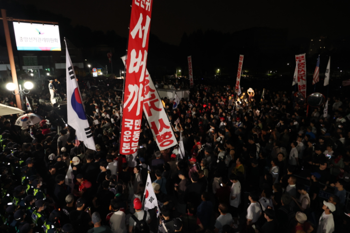 4일 경기 과천시 중앙선거관리위원회 앞에서 시민들이 제9회 전국동시지방선거 투표용지 부족 사태와 관련해 항의하며 경찰과 대치하고 있다. 연합뉴스
