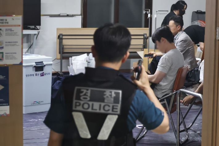 6·3 지방선거 본투표일인 3일 투표용지 부족으로 투표시간이 오후 10시까지 연장된 서울 송파구 잠실7동 제2투표소에서 투표 종료 후 투표함 이송이 지연되는 모습. 연합뉴스
