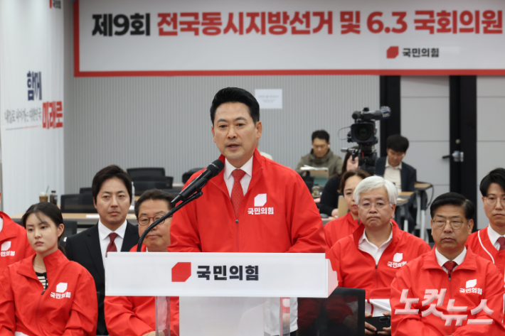 장동혁 국민의힘 상임선거대책위원장이 지난 3일 서울 여의도 중앙당사 개표상황실에서 투표용지 부족 사태와 관련한 긴급 현안 브리핑을 하는 모습. 윤창원 기자