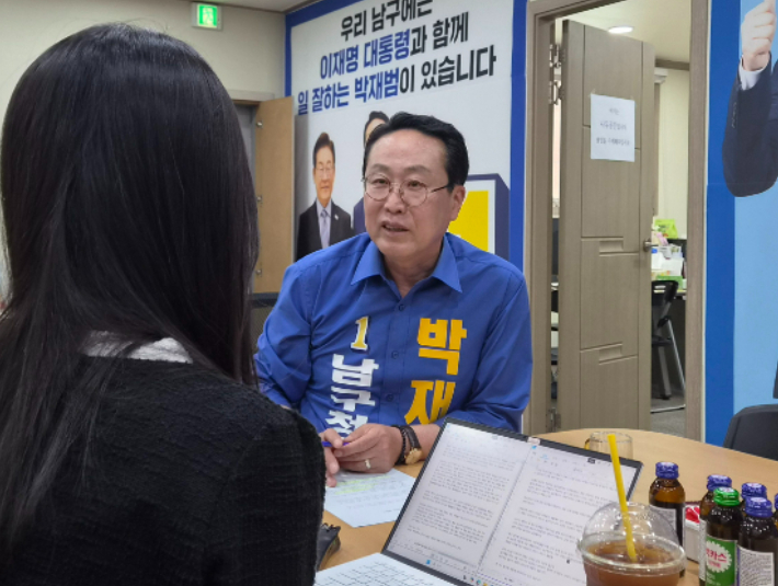 부산CBS 취재진과 인터뷰 중인 박재범 더불어민주당 부산 남구청장 후보. 박 후보 선거캠프 제공 