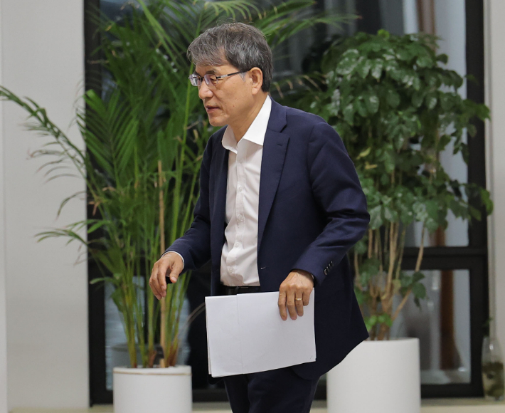 노태악 중앙선거관리위원장이 4일 경기 과천 중앙선관위에서 열린 긴급위원회 회의를 마친 뒤 위원장실로 향하고 있다. 연합뉴스