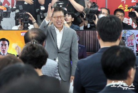 박형준 국민의힘 부산시장 후보가 4일 새벽 부산 부산진구 선거사무실에서 선거 결과에 승복하며 인사를 하고 있다.