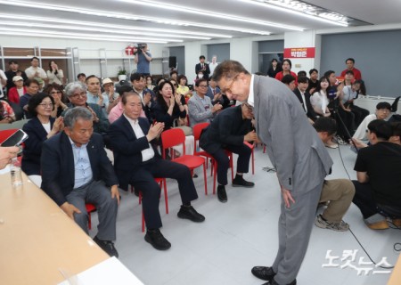 박형준 국민의힘 부산시장 후보가 4일 새벽 부산 부산진구 선거사무실에서 선거 결과에 승복하며 인사를 하고 있다.