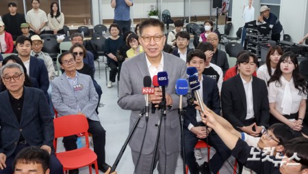 박형준 국민의힘 부산시장 후보가 4일 새벽 부산 부산진구 선거사무실에서 선거 결과에 승복하고 있다.