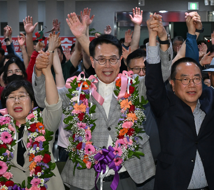 국민의힘 이순걸 울주군수 후보가 4일 울산시 울주군 자신의 선거사무소에서 당선이 확실시되자 꽃목걸이를 걸고 환호하고 있다. 연합뉴스